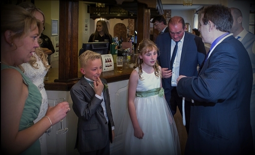 wedding magician Russ Styler in action